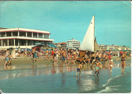 Sottomarina Fraz. Di Chioggia (Venezia) Stabilimento Bagni "Astoria" E Spiaggia Animata, Bains "Astoria" Et Plage - Chioggia