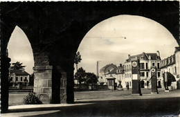 CPA Vic-Bicorre - (Haute-Pyrenées) Une Jolie Vue Sous Les Arcades (172830) - Vic Sur Bigorre