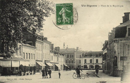 CPA Vic-Bicorre - Place De La Republique (172829) - Vic Sur Bigorre