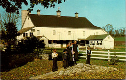 Pennsylvania Amish Children And Hex Barn Between Intercourse And White Horse - Lancaster