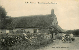 Quarré Les Tombes * Chaumière Aux Iles Ménéfrier * Attelage De Boeufs * En Morvan - Quarre Les Tombes