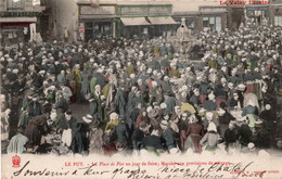 Le Puy Place De Plot Un Jour De Foire Marché Aux Provisions De Ménage COMMERCE Commestibles - Foires