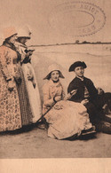 Ethnologie Nederland: Couple Bourgeois En Tenue Traditionnelle, En Luge Sur Les Lacs Gelés Photo Mevrouw Amiot, Den Haag - Europe