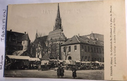 Cpa 68 Haut Rhin Thann  La Cathédrale St Thibaud Et La Place Du Marché Animée Gauche Collège Droite L'hôtel De Ville - Thann