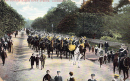 CPA Royaume Unis - Hampshire - Aldershot - Hussars March Down Avenue - M. Ettlinger & Co. - Life In Our Army - Colorisée - Autres & Non Classés
