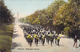 CPA Royaume Unis - Angleterre - Hampshire - Aldershot - Wellington Avenue - Colorisée - Illustration - Parade - Musique - Autres & Non Classés