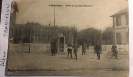 Cpa,écrite En Octobre 1918, MILITARIA 28 CHATEAUDUN Entrée Du Quartier Kellermann, Soldats Officiers - Chateaudun