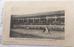 Cpa écrite En 1915, Folklore Traditions 47  COURSES LANDAISES AUX ARÈNES DE CASTELJALOUX UN DANGEREUX ÉCARTéd Lattié - Casteljaloux