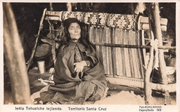 CPA India Tehuelche Tejiendo - Territorio Santa Cruz - Femme Devant Un Metier à Tisser - Indianer