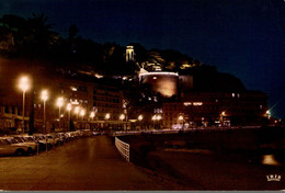 06 NICE LE QUAI DES ETATS UNIS ET LA TOUR BELLANDA DU CHATEAU LA NUIT - Nice Bij Nacht