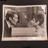 Foto De Prensa Película “How To Steal A Million” – Origen: USA – Audrey Hepburn Y Peter O`Toole – Década Del 60 - Métiers