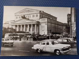 MOSCOW. BOLSHOI THEATER. TAXI Car Volga. GAZ - OLD USSR POSTCARD (1972) - Taxis & Cabs