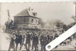 Haut Rhin Soultz, Carte Photo  Rue Animée, Cortège Drapeau En Tête - Soultz