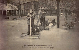 PARIS      ( 75 )      LA CRUE  DE LA SEINE _  ( JANVIER 1910 ) UN RADEAU IMPROVISE DANS UN JARDIN DE LA RUE VAN LOO - Inondations