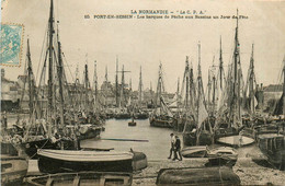 Port En Bessin * Les Barques De Pêche Aux Bassin , Un Jour De Fête - Port-en-Bessin-Huppain