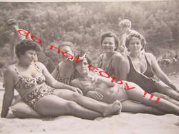 Women In Swimsuits On The Beach ... - Personen