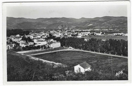 CPSM CERET, VUE AERIENNE SUR LE NOUVEAU STADE ET VUE GENERALE, Format 9 Cm Sur 14 Cm Environ, PYRENEES ORIENTALES 66 - Ceret