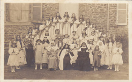 A Localiser : Fête Religieuse Dans Une école Libre Mais Où ? Possible FOUGERES -  - Superbe Carte Photo ! - A Identifier