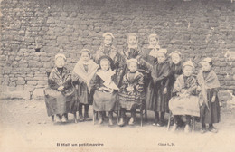 A Localiser :  Enfants Costumés Interprétant "il était Un Petit Navire" Mais Où ? Probablement En Bretagne. - To Identify