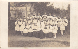 A Localiser: 1ère Communion ? A FLERS Ou Environs ? Mention Du Photographe THIERRY De Flers Au Dos  Belle Carte Photo. - A Identifier