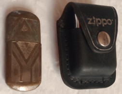 Lot zippo comprenant essence mèche et pierres