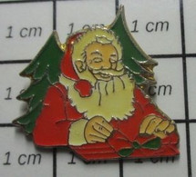 410c Pin's Pins / Beau Et Rare / NOEL / PERE NOEL SAPIN CADEAU - Noël