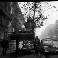 Scène De Vie, Paris Années 50,tirage Argentique Réalisé à Partir Du Négatif  Format 30 Cm/30 Cm - Personen