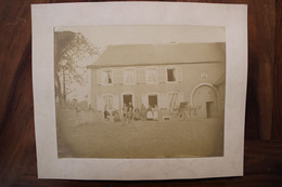 1870's Grande Photo Famille Ferme Périgord (à Situer) Animée Tirage PAPIER ALBUMINÉ Support CARTON - Ancianas (antes De 1900)