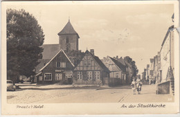 C2419) PREETZ I. Holstein - An Der STADTKIRCHE - Straße - Frau Kind AUTO Kino ALT 1954 - Preetz