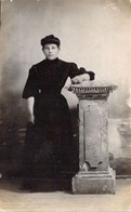 CPA PHOTOGRAPHIE - MODE - Femme Assise En Robe Noire - Moda