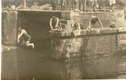 CARTE PHOTO -  Quatre Hommes En Maillot De Bain  Sautant D'un Pont ???? - Photos
