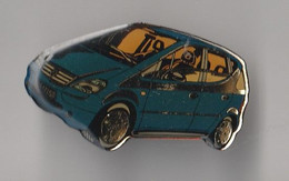 PIN'S  THEME  AUTOMOBILE MERCEDES   CITADINE  CLASSE A PETITE VOITURE  BLEUE - Mercedes