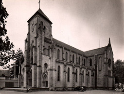 Belmont - Place Et église Du Village - Belmont De La Loire