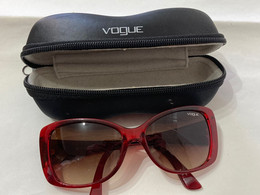 OCCHIALI DA SOLE USATI VOGUE DA DONNA VO 2843-S MISURE 56-16-135 CON CUSTODIA. - Lunettes De Soleil