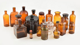 Régi Patikai, Gyógyszeres üveg Gyűjtemény, össz. 23 Db (főként Anyagában Színezett, Barna üvegek), Cca. 1920-1940, Vegye - Vidrio & Cristal
