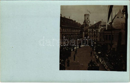 * T1/T2 ~1900 Győr, Bécsi Kapu Tér, Püspökvár Magyar Zászlóval, Felvonulás, ünnepély. Photo - Unclassified