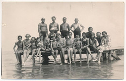 * T3 Zamárdi, Balatonzamárdi; Fürdőzők Csoportképe A Strandon. Schäffer Gyula Fényképész, Photo (szakadás / Tear) - Unclassified