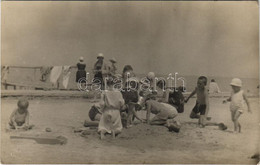 * T2/T3 Zamárdi, Balatonzamárdi; Homokozó Gyerekek A Strandon. Photo - Ohne Zuordnung