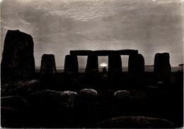 (2 Oø 16) UK - B/w - Surise In Stonehenge - Stonehenge