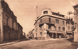 Bains Les Bains * Point Central Et Rue De Mirecourt * Débit De Tabac Tabacs , Café Du Point Central - Bains Les Bains