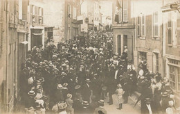 Mauzé * Carte Photo * Fête Locale , Fanfare Dans La Rue Principale * Groupe Estudianta Rochelaise * 1907 - Mauze Sur Le Mignon