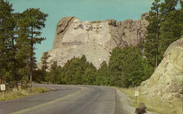 APPROACH TO MT; RUSHMORE MEMORIAL - BLACK HILLS - SOUTH DAKOTA - Mount Rushmore