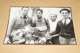 Ancienne Photo Originale 1951,Cerami , Vainqueur,Cyclisme Le 35 Iem Paris-Bruxelles, 18 Cm. Sur 13 Cm. - Cycling