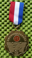 Medaille - Zwemvierdaagse K.N.Z.B. - 41 Maal Gezwommen. -  Used - 2 Scans / Foto's  For Condition.(Originalscan !!) - Natation