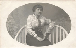 Carte Photo - Portrait D'une Femme Dans Un Médaillon -  Carte Postale Ancienne - Altri & Non Classificati