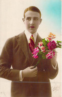 FANTAISIE - HOMMES - FLEURS - COSTUME - CRAVATE A RAYURES - LEO 544 - CARTE POSTALE ANCIENNE - Männer