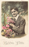 Fantaisie - Homme Moustachu Avec Des Fleurs Souhaite Une Bonne Fête - Carte Postale Ancienne - Männer