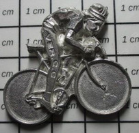 312c Pins Pin's / Rare & Belle Qualité SPORTS / GRAND PIN'S ARTISANAL EN ETAIN CYCLISME VELO DANSEUSE - Schermen