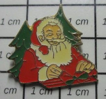 413h Pin's Pins / Beau Et Rare / NOEL / PERE NOEL SAPIN CADEAU CADEAU GROS NOEUD - Noël