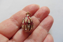 Pendentif Oeuf Russe De Style Fabergé Doré En émail Cloisonné Rouge Et Petits Strass - Anhänger